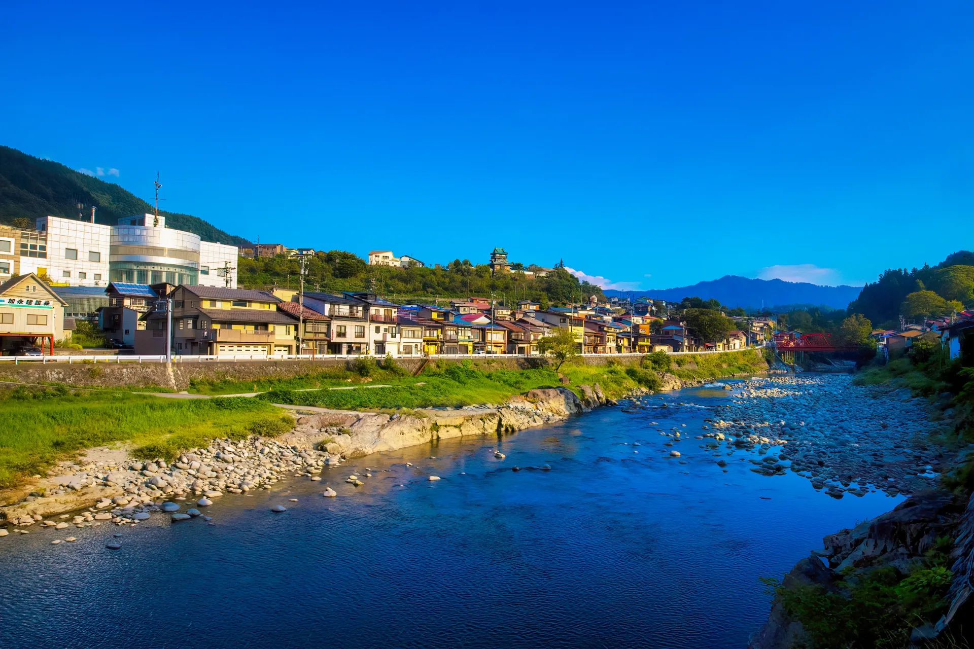 岐阜県飛騨市神岡町の高原川から見る町並み
